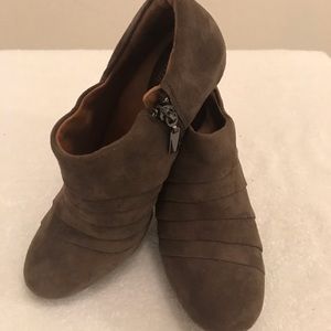 “Clarks”Artisan-Society Gown II Shoe-Boots $35 NEW